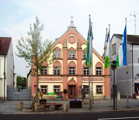 Das Foto zeigt die Außenansicht Bürgerspital Plattling