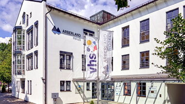 VHS Arberland Das Foto zeigt die Außenansicht der VHS Aberland von ihrer Eingangsseite her.