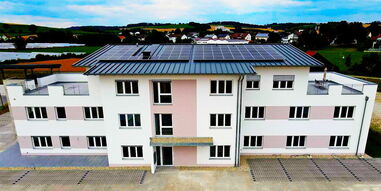 Das Foto zeigt eine Außenaufnahme vom Gesundheitszentrum in Großköllnbach